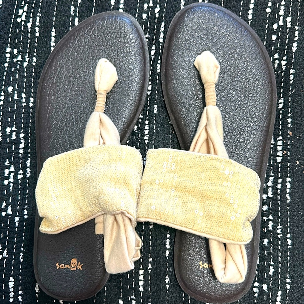 Sanuk yoga mat sandal, size 10, tan sequence, dark brown sole